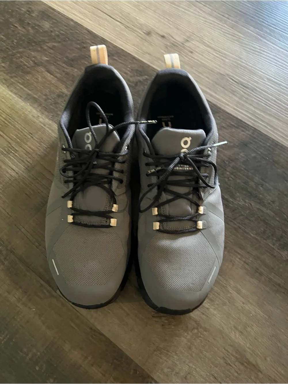 On Running Men's Athletic Sneakers in Gray with Cream Pull Tabs; Cloud 5